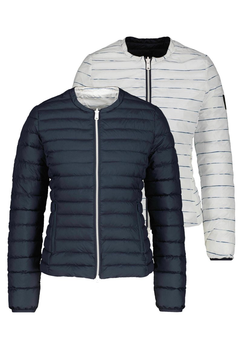 Två zip-up jackor: en marinblå med horisontell quiltad mönster, den andra vit med tunna marinblå ränder. Båda har rundad halsringning och långa ärmar.