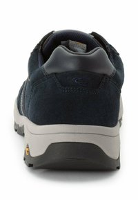 Marineblaues Wildleder- und Leder-Sneaker für Herren mit gepolstertem Kragen, grauer Sohle und robustem Profil für besseren Halt.