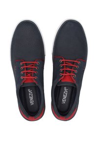 Navyblaue perforierte Materialien Schuhe mit roten Akzenten, runder Zehenform, Schnürverschluss und weißer Gummisohle; Logo innen sichtbar.
