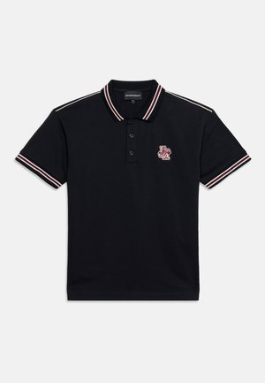 Czarna koszulka polo z krótkim rękawem, trzema guzikami, paskowanym kołnierzem i mankietami oraz małym haftowanym logo na lewej piersi.