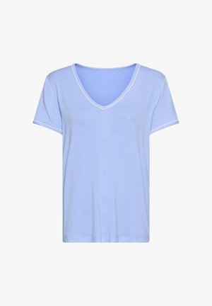 Hele sinine lühikeste varrukatega V-kaelusega T-särk, millel on krae ja varrukate servadel valged triibud, valmistatud pehmest, kergest kangast.