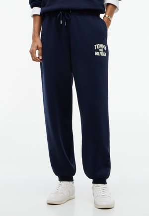 Tommy Hilfiger, FLOCK VARSITY LOGO CUFFED JOGGERS - Долнище на анцуг - dark blue