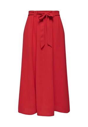 Jupe midi rouge avec taille haute, ceinture en tissu nouée et plis doux, présentée sur un fond blanc.