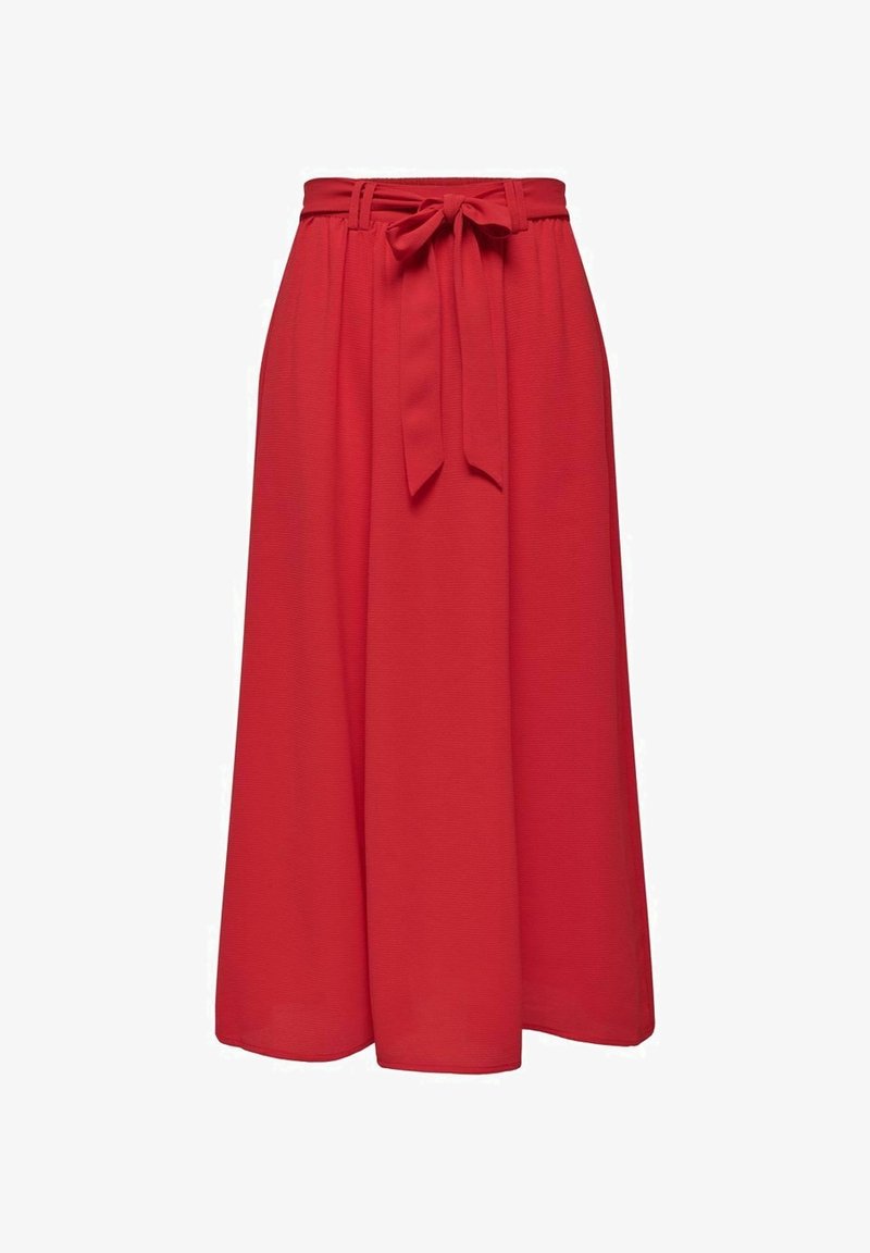 Jupe midi rouge avec taille haute, ceinture en tissu nouée et plis doux, présentée sur un fond blanc.