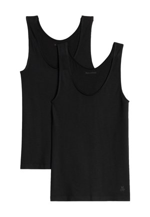 Twee effen zwarte, geribde, mouwloze tanktops met ronde hals, in laagjes gedragen, waarvan één een klein “Marc O’Polo” logo vlak bij de zoom toont.