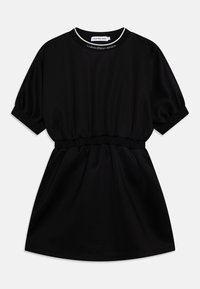 Czarna sukienka na krótki rękaw z okrągłym dekoltem, marszczonym pasem i gładką fakturą. Posiada biały akcent na dekolcie.