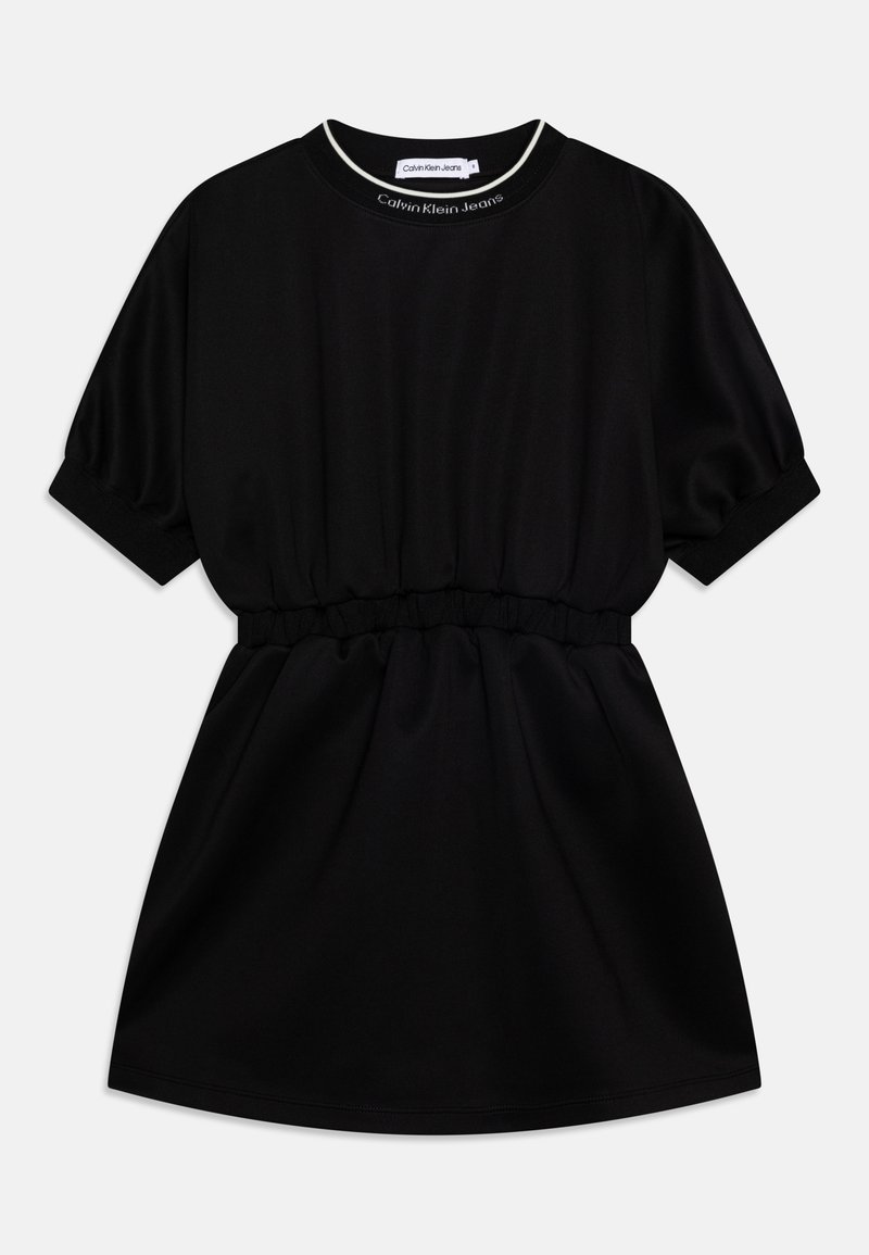 Czarna sukienka na krótki rękaw z okrągłym dekoltem, marszczonym pasem i gładką fakturą. Posiada biały akcent na dekolcie.