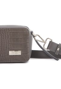 Graue Kunstleder-Handtasche mit Krokodilprägung, silberner Hardware, Reißverschlussverschluss und verstellbarem Tragegurt mit Logo-Plakette.