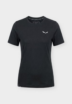 Μαύρο εφαρμοστό μπλουζάκι με κοντά μανίκια, στρογγυλή λαιμόκοψη και μικρό λευκό στυλιζαρισμένο λογότυπο πουλιού στο αριστερό στήθος.