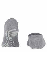 Calcetines tobilleros grises hechos de un tejido texturizado. Presentan un patrón de rayas blancas en la parte inferior y una marca impresa en el lateral.