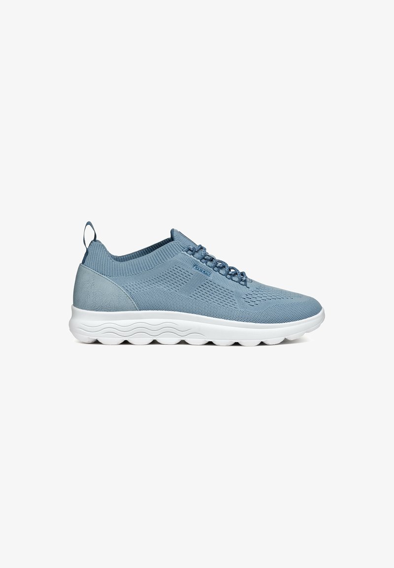 Baskets slip-on tricotées bleu clair avec semelle blanche ondulée et languette à l'arrière, avec des motifs de ventilation subtils et des lacets élastiques.