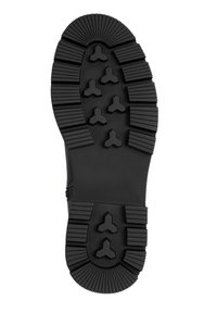 Zwarte rubberen laarszool met een gestructureerd, robuust profiel. Heeft driehoekige noppen voor grip en een gladde rand rondom de rand.