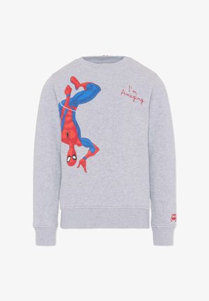 Grijze sweatshirt met een groot rood en blauw Spider-Man-graphics en de tekst "I'm Amazing" in rode borduring op de voorkant.