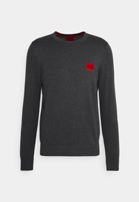 Ciemnoszary sweter z okrągłym dekoltem, długimi rękawami, prążkowanymi mankietami i dołem, z czerwoną kwadratową naszywką z logo na piersi.