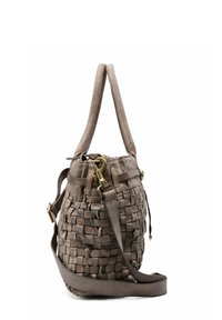 Sac à main en cuir tressé de couleur marron doux, de forme arrondie. Équipé de deux poignées supérieures et d'une bandoulière amovible. Accents en laiton.