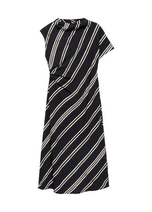 Robe noire avec des rayures diagonales blanches, présentant un décolleté drapé et des manches courtes, réalisée en un tissu doux et texturé.