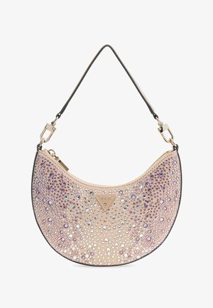 Beżowa torebka w kształcie półksiężyca z czarnym paskiem, ozdobiona fioletowymi i srebrnymi kryształkami oraz trójkątnym logo Guess na środku.