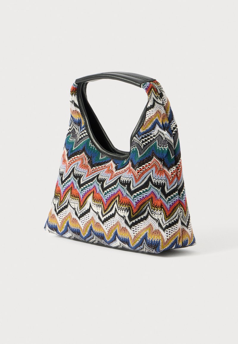 Mehrfarbige Tasche mit Zickzackmuster aus gewebtem Stoff, mit einem runden Oberhandgriff und einer weichen, strukturierten Form. Schwarze Innenauskleidung.