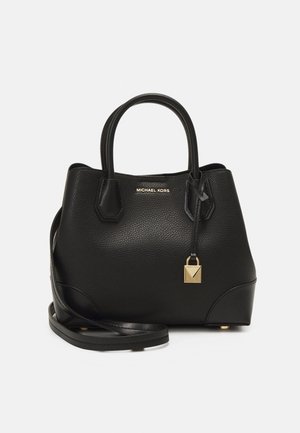 Černá kožená kabelka s texturou z jemných kuliček, se dvěma horními uchy, odnímatelným ramenním popruhem a detailem zlatého zámku.