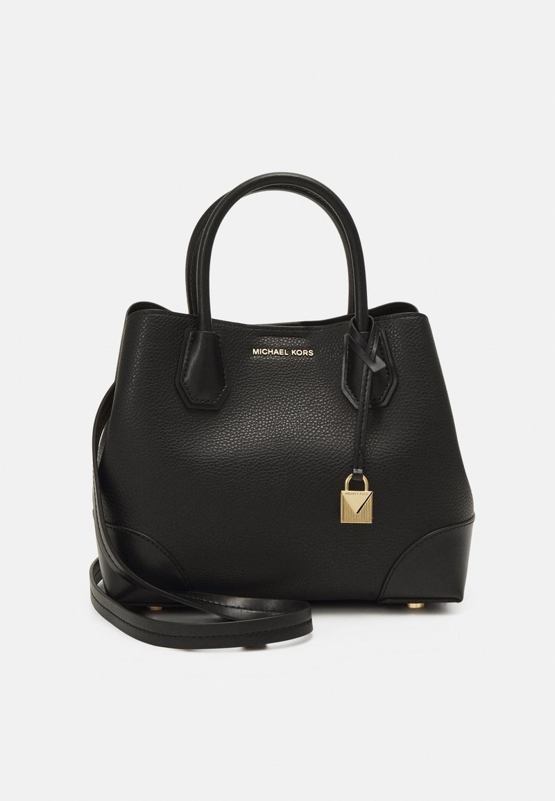 Sac à main en cuir noir avec une texture granuleuse, doté de deux anses supérieures, d'une bandoulière amovible et d'un détail en forme de cadenas doré.