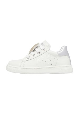 Sneaker in pelle bianca con design perforato sul lato, accentuazione argentata sul tallone e suola piatta bianca. Presenta lacci e una linguetta decorativa.