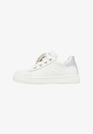 Sneaker in pelle bianca con design perforato sul lato, accentuazione argentata sul tallone e suola piatta bianca. Presenta lacci e una linguetta decorativa.