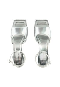 Sandali con tacco alto in metallo argentato, con punta squadrata, ampia fascia superiore e una sottile cinghia alla caviglia. Texture liscia con una finitura lucida.