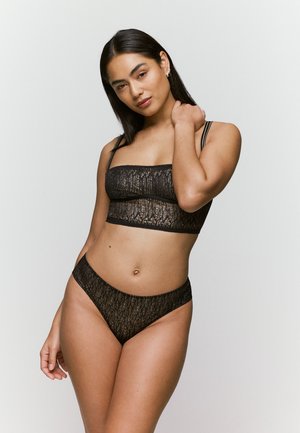 Zwarte kanten bralette en bijpassende high-waisted bikini set met een intricaat textuur. Verstelbare bandjes en golvende randen.