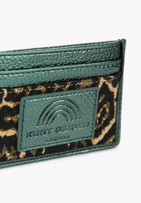 Groene leren kaarthouder met textuur, dierenprint stof en een patch met de opdruk "Kurt Geiger London" en een regenbooglogo.