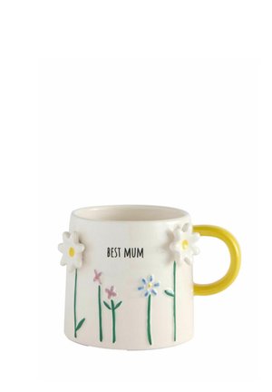 Hvid keramisk kop med gul hank, dekoreret med malede og 3D hvide blomster samt teksten "BEST MUM" foran.