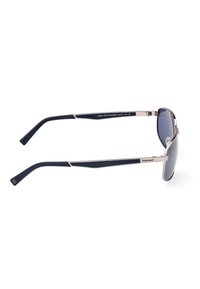 Occhiali da sole polarizzati con lenti scure, montatura metallica di colore argento e aste laterali in plastica blu navy. Dettagli texturizzati sulle aste.