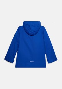 Chaqueta de lluvia azul con capucha, fabricada en un material liso y waterproof. Presenta mangas largas y un pequeño acento blanco en la parte trasera.