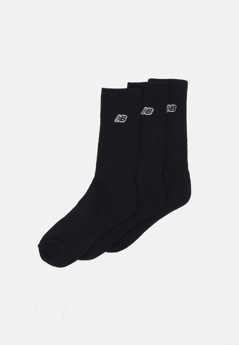 Melnas kokvilnas zeķes ar īsām kājām, trīs pāri, ar ribotām tekstūrām, pastiprinātām papēžiem, ar baltu New Balance logo augšējā pusē.