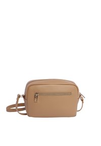Bolso bandolera de cuero marrón claro con forma rectangular, que cuenta con un bolsillo frontal con cremallera y una correa ajustable. Textura suave, diseño minimalista.