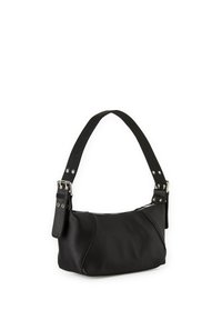 Czarna torebka wykonana z gładkiego nylonu w zakrzywionym kształcie, z teksturowanym czarnym paskiem i srebrnymi elementami wykończenia.