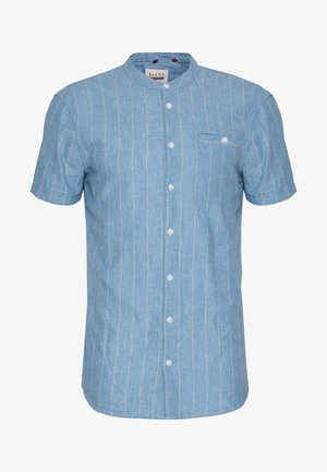 Vaaleansininen lyhythihainen paita, jossa on pystysuorat valkoiset raidat, pyöreä kaulus ja rintatasku. Valmistettu teksturoidusta, hengittävästä kankaasta.