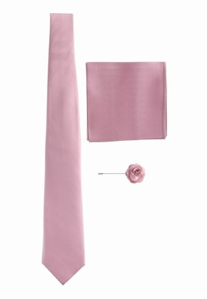 Hellrosa Herren-Krawatte, passendes Einstecktuch und Rosenförmige Anstecknadel auf weißem Hintergrund arrangiert.