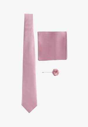 Hellrosa Herren-Krawatte, passendes Einstecktuch und Rosenförmige Anstecknadel auf weißem Hintergrund arrangiert.