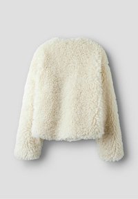Fleecejack met een zachte, pluizige textuur in roomkleur. Ronde halslijn en lange mouwen, ontworpen zonder sluitingen of knopen.
