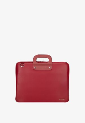Rote Leder-Tote mit glatter Textur, rechteckiger Form, oberem Griff und Reißverschluss. Verfügt über Hardware in Silberoptik und Logo.
