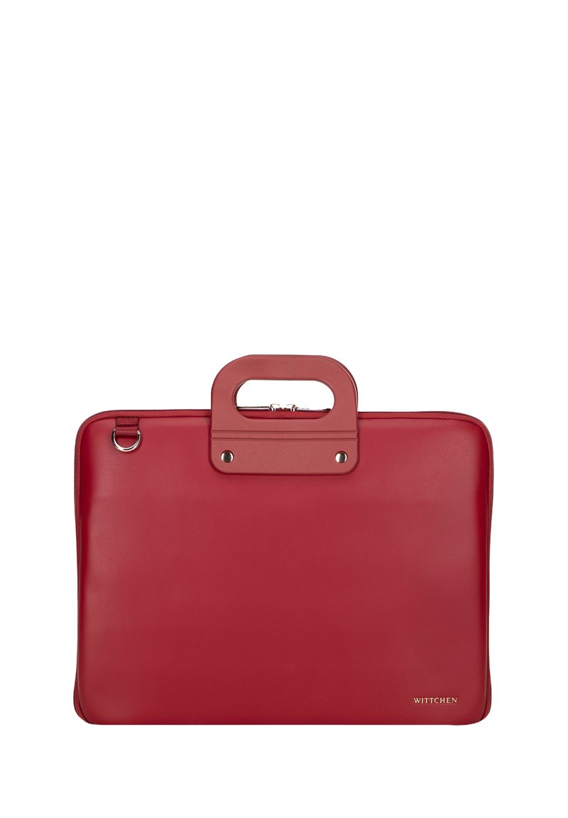 Czerwona skórzana torba tote o gładkiej fakturze, prostokątnym kształcie, z górnym uchwytem i zamek błyskawicznym. Posiada srebrne detale i logo.