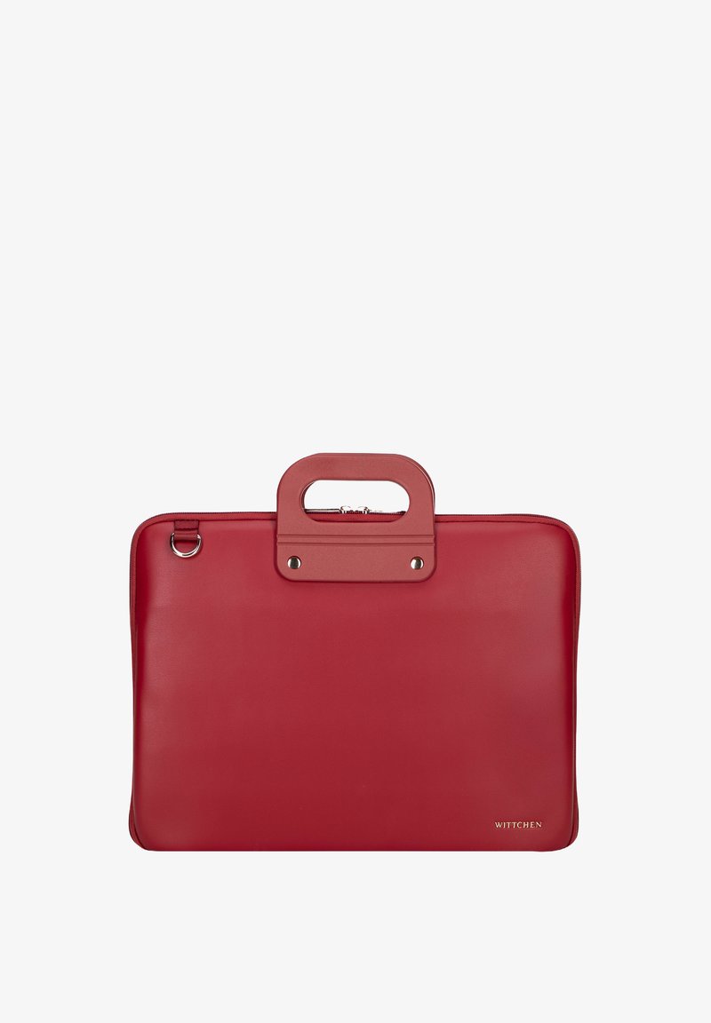 Rote Leder-Tote mit glatter Textur, rechteckiger Form, oberem Griff und Reißverschluss. Verfügt über Hardware in Silberoptik und Logo.