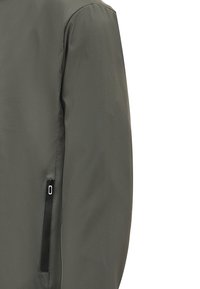 Jachetă de culoare verde măsliniu cu o textură netedă, dotată cu o buzunar lateral cu fermoar de culoare neagră și un design simplu, modern, fără modele suplimentare.