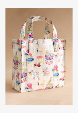 Krémová taška cez rameno s ilustráciami psov, stoličiek, hromád zloženého oblečenia a kvetinových vázičiek v pastelových farbách.