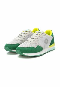 Zapatillas gris y verde fabricadas con materiales de malla y ante, con un cuello amarillo, suela blanca y un logo redondo en el lateral.