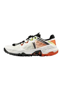 Scarpa da ginnastica bianca con tomaia testurizzata, suola nera e arancione, dettagli verde neon e lacci neri; presenta una suola ammortizzata e un design robusto.