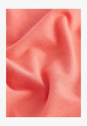 Koralļu audums ar gludu tekstūru un vienmērīgu ribojumu, kurā ir maigas viļņas un locījumi, kas norāda uz viegla materiāla klātbūtni.