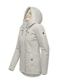 Jasnoszara, wodoodporna kurtka z kapturem, z teksturowanym wewnętrznym podszewką, regulowanymi sznurkami, kieszeniami z przodu i zapięciem na napy.