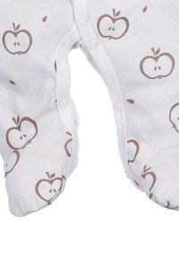 Witte babyspeelpak met herhaalde lichtbruine appelpatronen, voorzien van drukknoopsluiting aan de voorkant en een voetenzoolontwerp voor volledige bedekking.