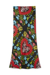 Υφασμα με σχέδιο που διαθέτει μαύρο φόντο και πολύχρωμα λουλούδια σε κόκκινο, ροζ, μπλε και πράσινο, σε σχήμα ορθογωνίου.